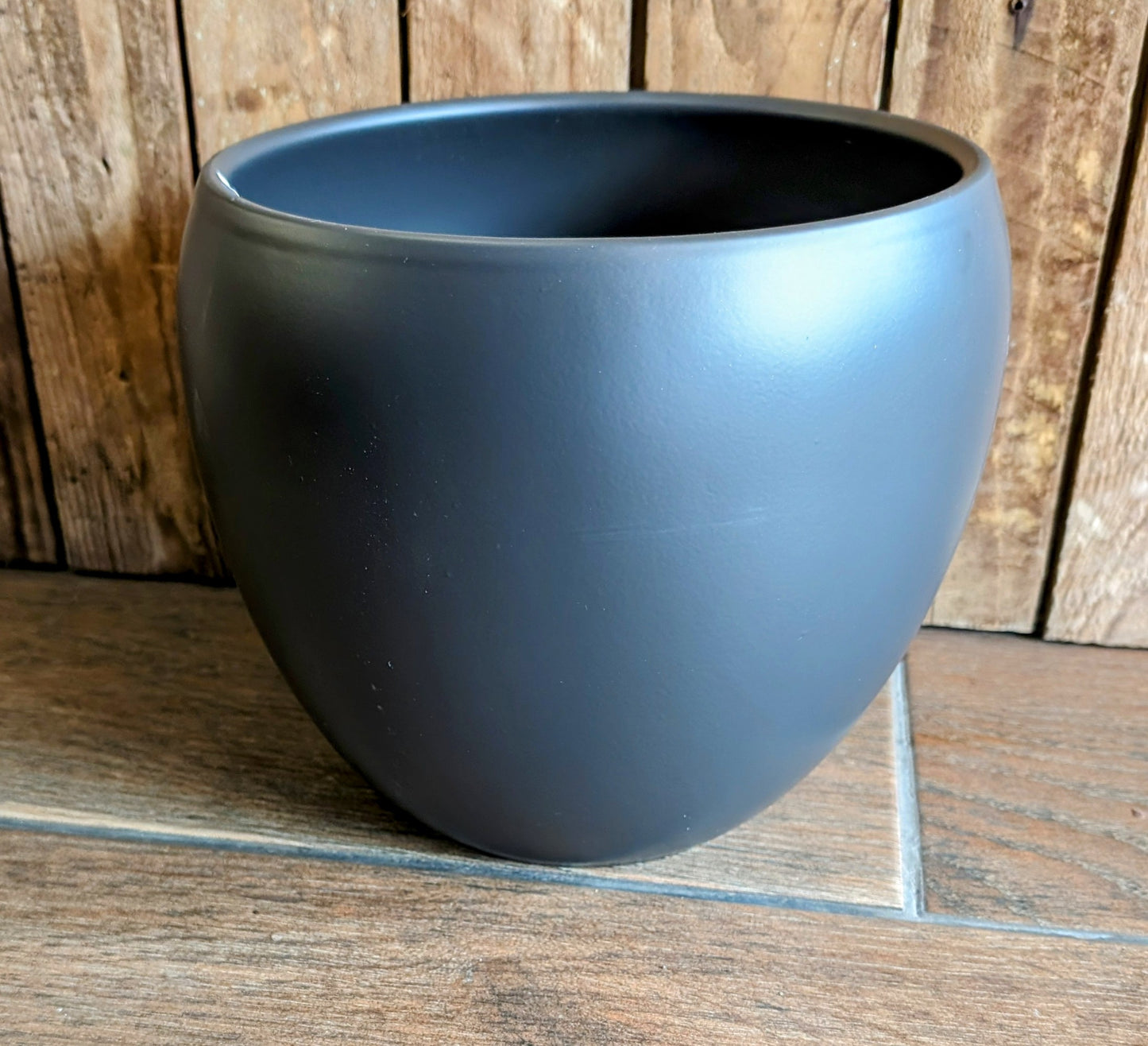 Black Rounded Pot 20cm